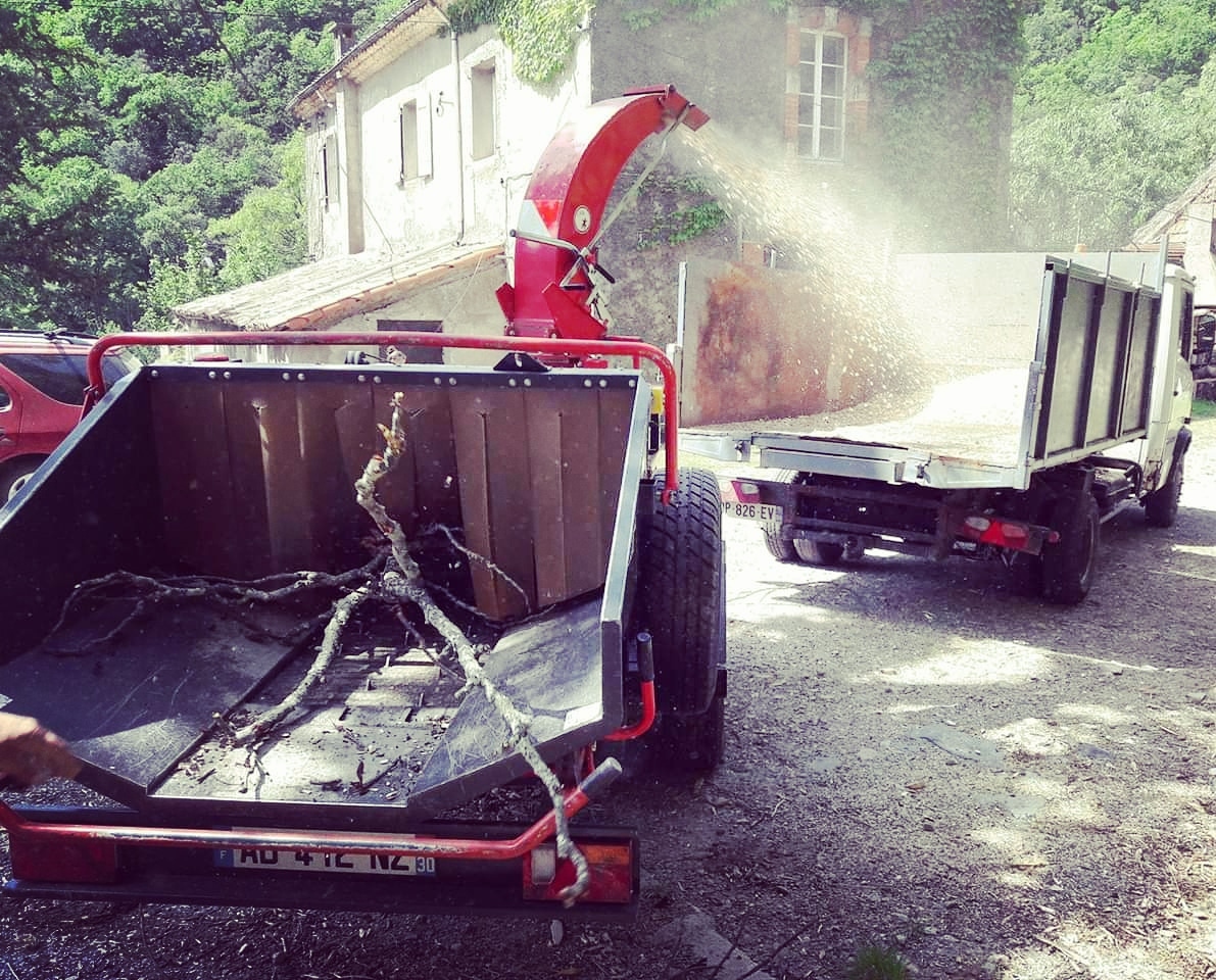 Broyeur de branches professionnel en action sur un chantier d'élagage dans l'Hérault