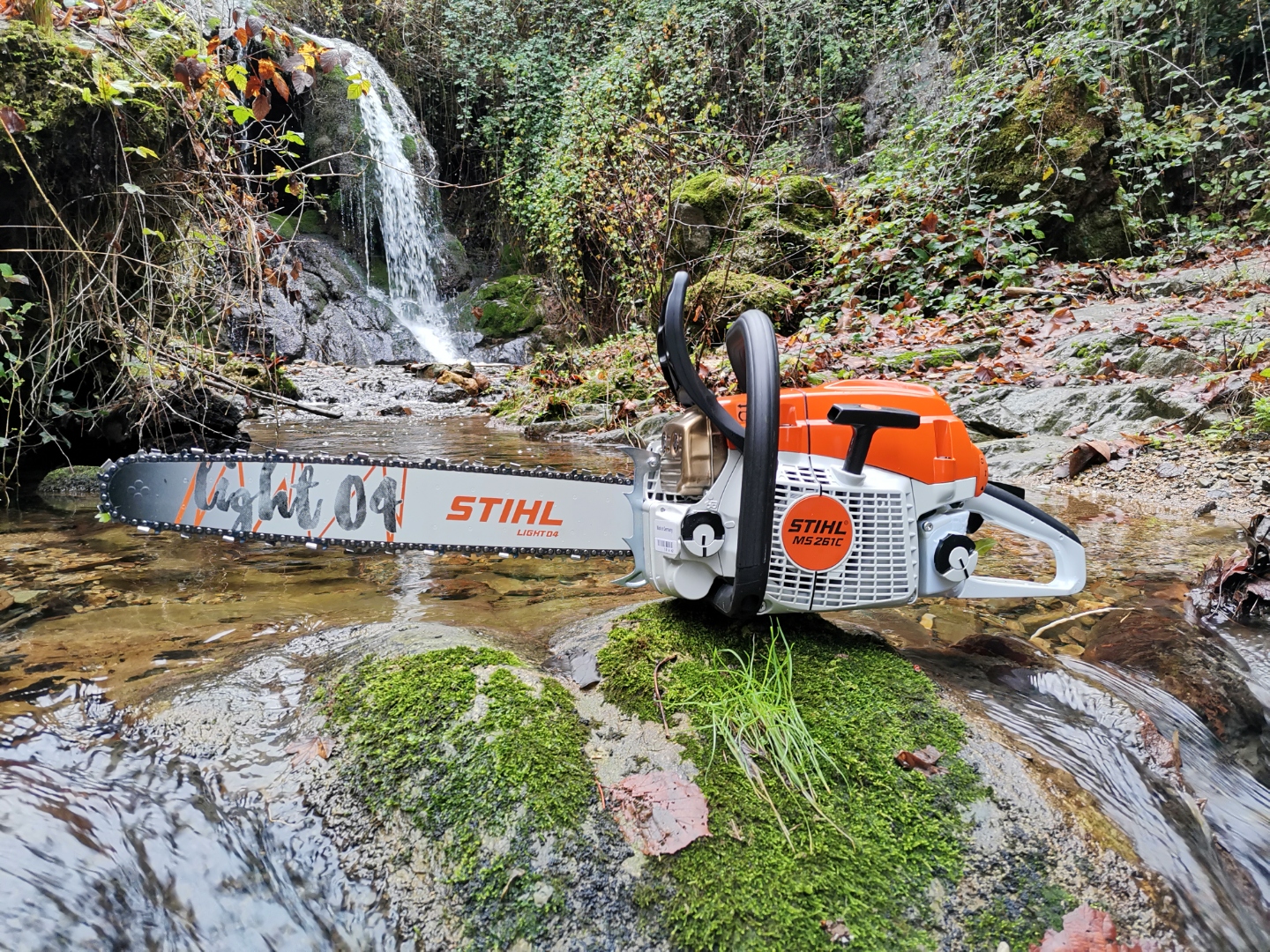 Tronçonneuse Stihl MS 261 C au bord d'une cascade